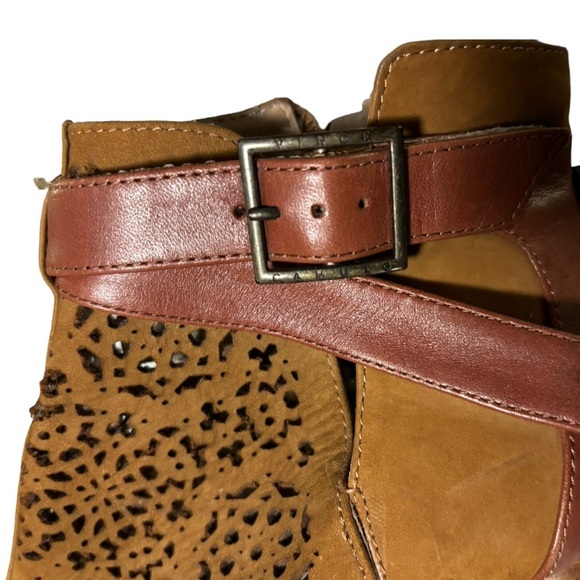 Vince Camuto Maizy Brown Suede Peep Toe Ankle Boots Size 8 with Strap & Buckle - Picture 15 of 16